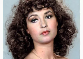 O recunoști pe femeia din imagine? Acum este iubită de milioane de români