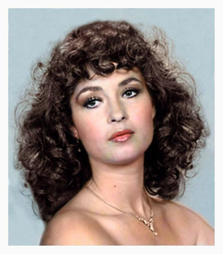 O recunoști pe femeia din imagine? Acum este iubită de milioane de români