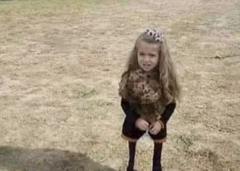 O mamă a făcut această fotografie fiicei sale în parc și a încărcat-o pe Facebook. Când au văzut imaginea, prietenii și rudele au început să se îngrijoreze