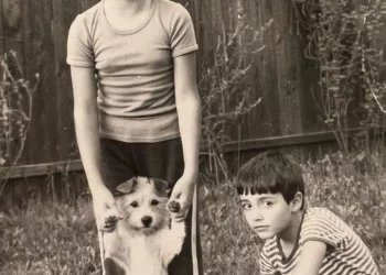 O recunoști pe fetița din imagine?