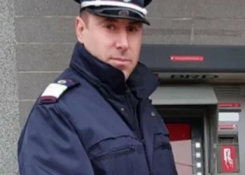 Dupa ce a iesit într-o noapte de la serviciu, pompierul Marian a intrat azi de urgenta intr-o banca. Nu avea de luat bani, de platit datorii, nimic care sa-l priveasca pe el. Cand au auzit ce vrea, angajatii sucursalei au ramas masca. Au dat un telefon rapid, iar despre ce-a urmat tot orasul vorbeste. Nu au mai pomenit asa ceva, caz rar în Romania.