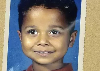 A fost abandonat intr-un tomberon la nastere si a fost gasit de o familie care cauta prin gunoaie- Astazi este milionar