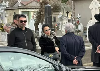 Pepe și Oana Roman nu mai sunt atât de apropiați cum erau în trecut, ba chiar s-a zvonit că s-ar fi certat…Artistul nu a mai ținut cont de disensiuni însă, și a fost alături de Oana în cel mai greu moment al vieții ei, la înmormântarea Mioarei Roman