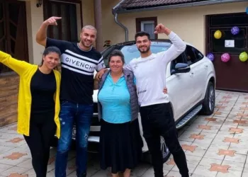 Detaliu observat de trecători pe pereții locuinței lui Culiță Sterp! Toți se opresc când ajung acolo și nu le vine să creadă…