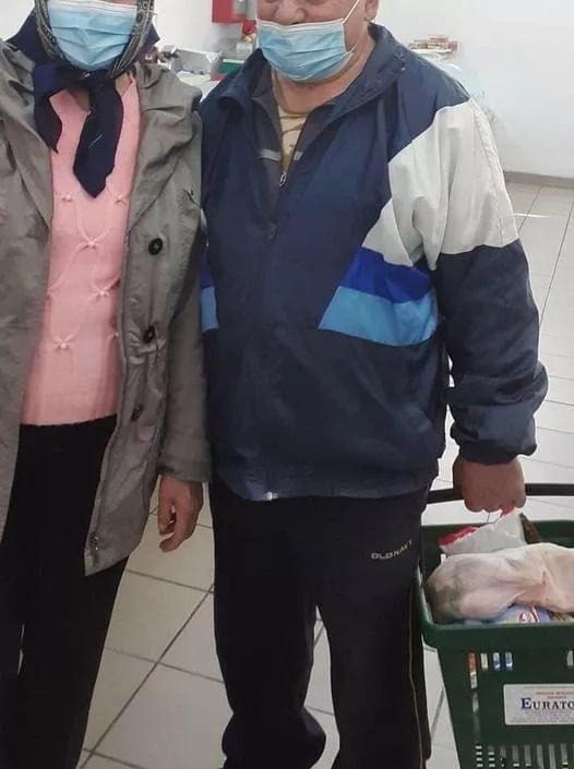 “Acești doi bătrâni, mi-au rupt sufletul, erau într-un supermarket, și-au cumpărat doar o pulpă de pui, și, bărbatul îi spunea soției, încet, ca să nu îi audă cineva: …”