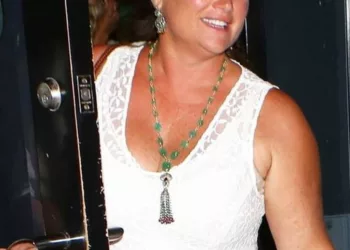 Toată lumea se întreabă ce a văzut la ea… Această doamnă grăsuță e căsătorită cu unul dintre cei mai frumoși actori