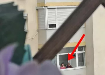 În fiecare dimineață, acești doi bătrâni își beau cafeaua împreună, pe balconul apartamentului lor modest. Într-o zi, o tânără, care le era vecină, i-a fotografiat și a arătat lumii întregi fotografia. Ce s-a întâmplat cu ei după: