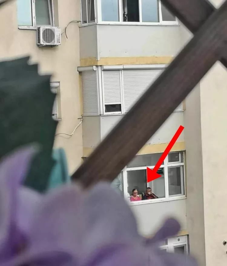 În fiecare dimineață, acești doi bătrâni își beau cafeaua împreună, pe balconul apartamentului lor modest. Într-o zi, o tânără, care le era vecină, i-a fotografiat și a arătat lumii întregi fotografia. Ce s-a întâmplat cu ei după:
