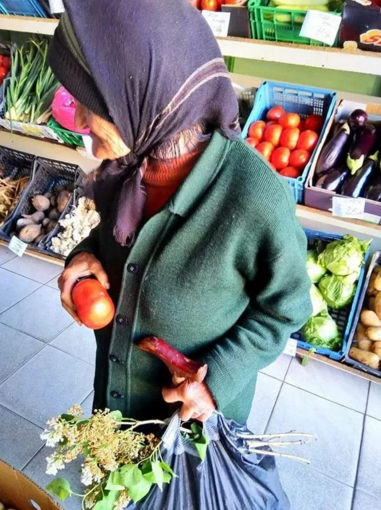 Avea doar 1 LEU în mână şi a intrat în aprozar să-şi cumpere o roşie. S-a uitat în jurul ei şi a oftat adânc…