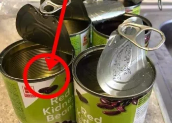 Ionuț a cumpărat 12 conserve de fasole de la un celebru supermarket din Iași. Surpriza a venit atunci când a ajuns acasă și a vrut să gătească fasolea. Ce era, de fapt, în conserve
