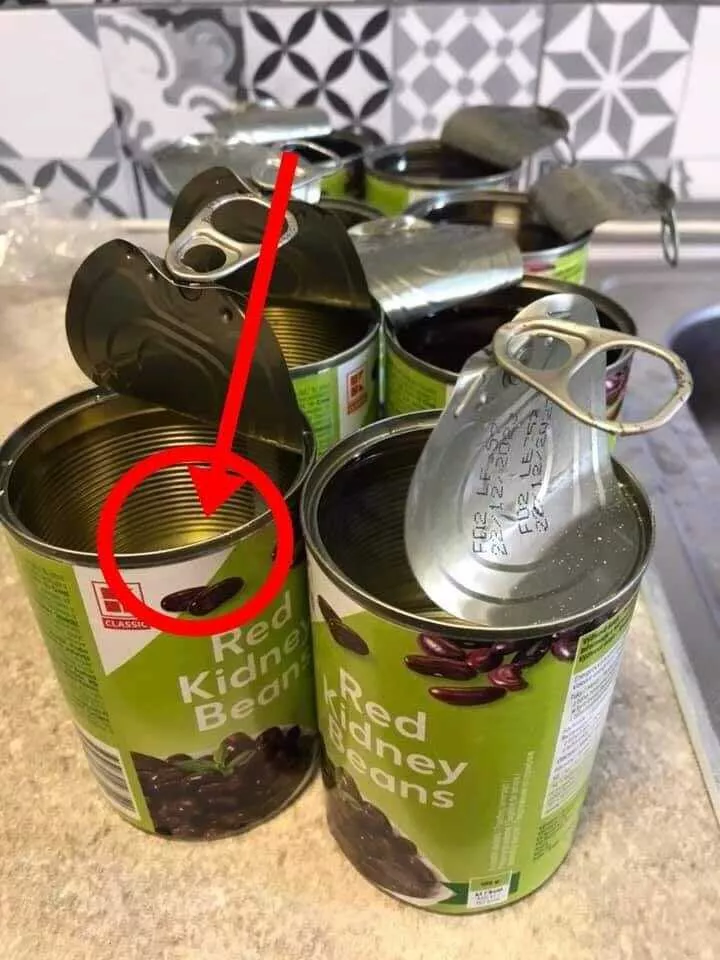 Ionuț a cumpărat 12 conserve de fasole de la un celebru supermarket din Iași. Surpriza a venit atunci când a ajuns acasă și a vrut să gătească fasolea. Ce era, de fapt, în conserve
