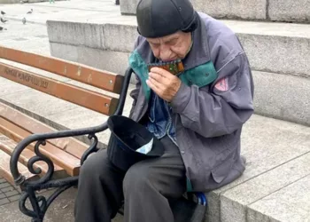 Cine e, de fapt, cerșetorul din imagine. A fost un artist român îndrăgit, dar acum a ajuns de nerecunoscut