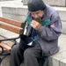 Cine e, de fapt, cerșetorul din imagine. A fost un artist român îndrăgit, dar acum a ajuns de nerecunoscut