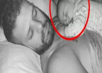 Bărbatul a adus acasă un bebeluș străin, dar când soția s-a uitat în jos, a văzut ceva cutremurător și a început să plângă!