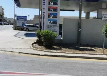 A crezut că nu vede bine! Câți bani costă un litru de motorină în Malta. Imagine realizată de un turist român, într-o benzinărie