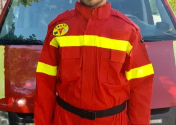 Povestea lui Eduard, un tânăr de etnie, a impresionat mii de români. Lucrează la o spălătorie auto, iar în timpul liber este voluntar SMURD