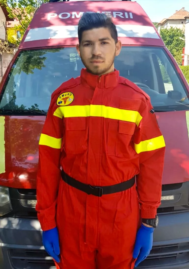 Povestea lui Eduard, un tânăr de etnie, a impresionat mii de români. Lucrează la o spălătorie auto, iar în timpul liber este voluntar SMURD