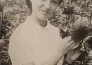 În 1984, Violetă se întorcea de la mare cu familia, când a avut loc accidentul. A murit că o eroina, protejând cu trupul ei cele două fetiţe de 9 şi 5 ani… Una dintre ele este azi o mare vedetă în România.