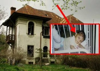 Mama și-a abandonat copilul de numai un an într-o casă părăsită, dar peste 10 ani se întoarce acolo și descoperă ceva care o face să i se înmoaie picioarele: ,,Sunt eu, vreau să vorbesc cu…”