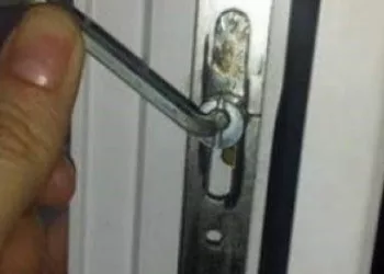 Am termopane de atâția ani și habar n-aveam la ce folosește șurubul ăsta: „Dacă iei un patent și îl strângi puțin…”