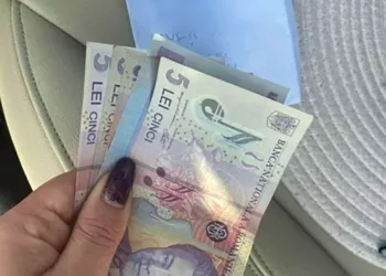 O femeie din Romania a gasit un bilet si un plic cu bani pe masina. Cand si-a dat seama ce inseamna, nu i-a venit sa creada!