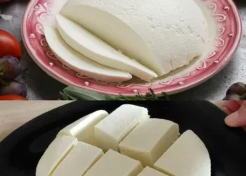 Brânză făcută în casă cu 1 litru de lapte, jumătate de lămâie și 1 iaurt