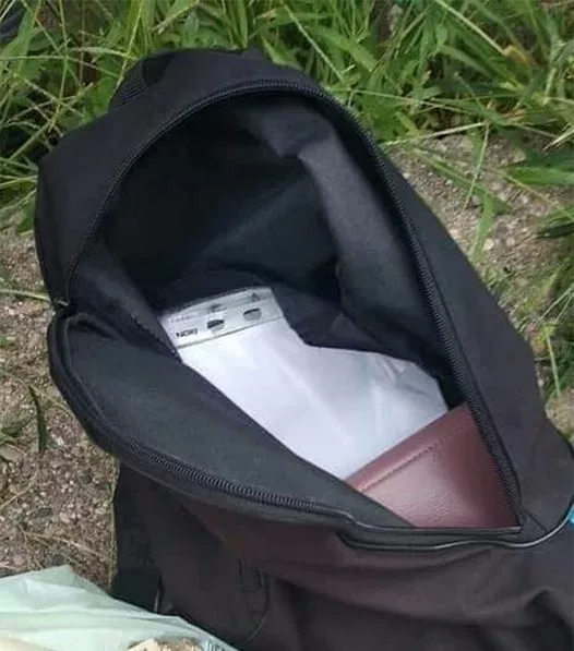 Alexandru din Iași a GĂSIT un ghiozdan în timp ce se plimba. Când l-a deschis, să cadă din picioare. Ce era înauntru