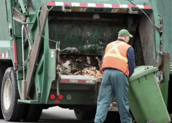 A fost gunoier timp de 34 de ani și zilnic a adunat comorile din tomberoanele oamenilor. Acum a arătat ce a strans în atâta timp…