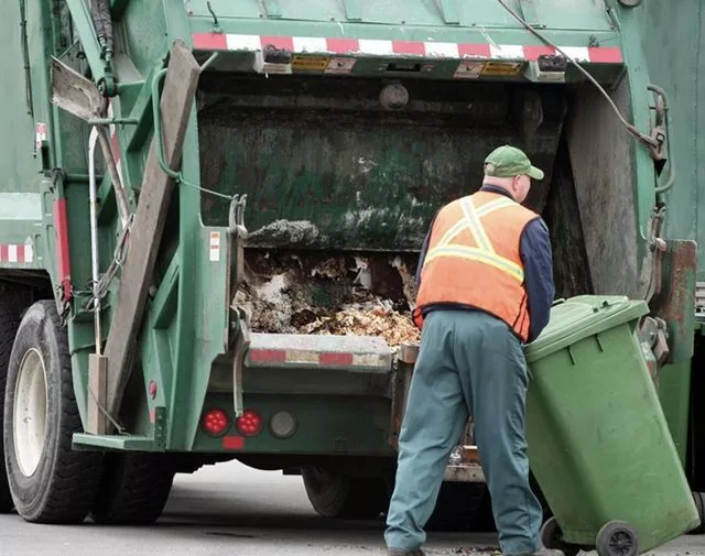 A fost gunoier timp de 34 de ani și zilnic a adunat comorile din tomberoanele oamenilor. Acum a arătat ce a strans în atâta timp…