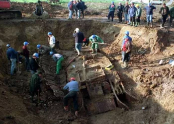 Au găsit un tanc îngropat în pământ de zeci de ani. Când mașinăria a fost deschisă au fost șocați ce aștepta acolo să fie descoperit! ,Nu cred așa ceva!