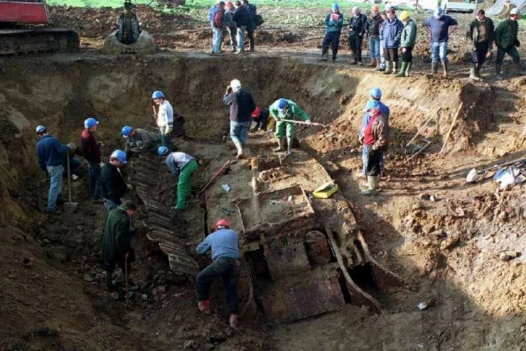 Au găsit un tanc îngropat în pământ de zeci de ani. Când mașinăria a fost deschisă au fost șocați ce aștepta acolo să fie descoperit! ,Nu cred așa ceva!