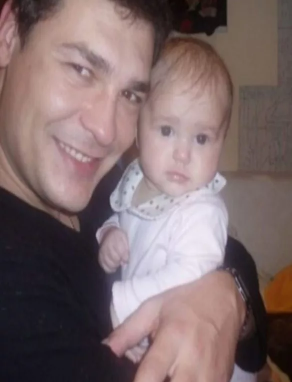 MEDICII i-au spus acestui TATA sa nu mai incerce sa isi salveze fetita, care se stinsese DIN VIATA din cauza unei greseli stupide. 30 de MINUTE MAI TARZIU, NIMANUI nu i-a VENIT SA CREADA ce se intamplase