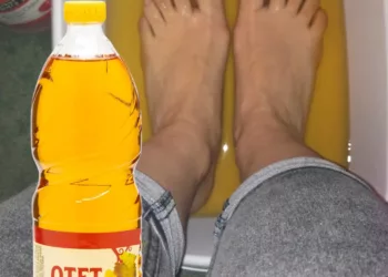 De ce să te speli pe picioare cu oțet. Cât de benefic este ingredientul din bucătărie