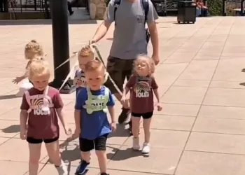 Un tată a fost pus la zid de internauți fiindcă își plimbă cei 5 copii în lesă: „Omule, copiii ăia nu sunt câini!”. Cum le-a răspuns el