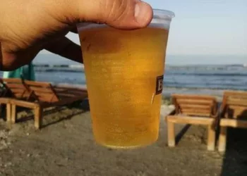 Cât costă un pahar cu bere rece în Mamaia Prețurile au explodat în 2024! Turiștii au crezut că nu văd bine