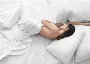 Ce se întâmplă dacă dormi noaptea cu geamul deschis