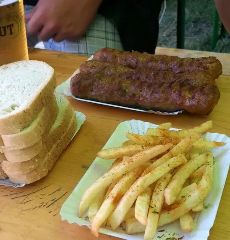 Cu câți lei a ajuns să se vândă un singur mic, la „împinge tava” în Mamaia. Cum a reacționat un turist când a văzut prețurile