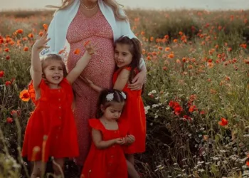 Laura Cosoi, luată la rost că face mulți copii. Frumoasa actriță le-a dat o replică genială răutăcioșilor