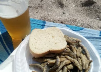 Puțini turiști știu! Ce mănânci, de fapt, atunci când comanzi o porție de hamsii pe plajă, în stațiunile românești