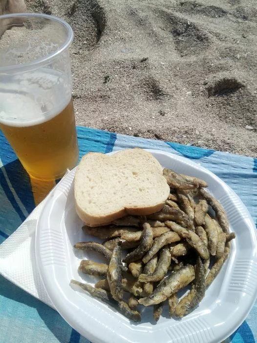 Puțini turiști știu! Ce mănânci, de fapt, atunci când comanzi o porție de hamsii pe plajă, în stațiunile românești