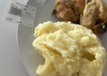 Cât a dat Hanelore din Reșița, pentru două aripioare de pui și o lingură de piure, la „împinge tava” în Eforie Nord