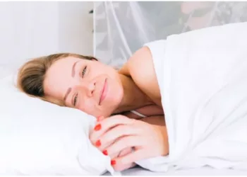 De ce dorm anumiți oameni înveliți cu pătura chiar și atunci când e cald în casă. Explicația te va uimi…