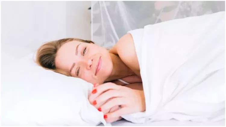 De ce dorm anumiți oameni înveliți cu pătura chiar și atunci când e cald în casă. Explicația te va uimi…