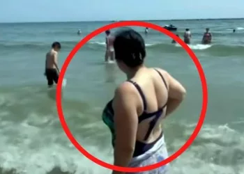 O recunosti? Cum a aparut acum pe plaja, la Mamaia, vedeta pe care o vedeau toti romanii la TV! Turistii au crezut ca NU vad bine