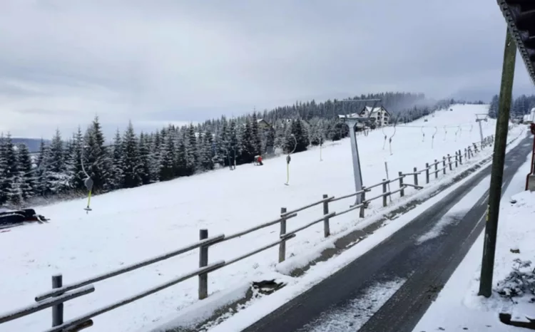 A NINS în România la mijlocul lui august! Turiștii care petreceau în minivacanța de Sfânta Maria, luați prin surprindere de zăpada căzută