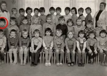 Sunt învățătoare de 25 de ani, însă îmi amintesc și acum de Dănuț. Murdar, singuratic, neîngijit, nu învăța… La serbarea de 8 martie, mi-a adus cadou o brățară cu mărgele ciobite și o sticlă de parfum pe jumate goală. Când mi-a zis ce e cu ele, am crezut că mor. Mi-a zis că miros ca…