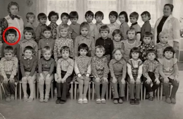 Sunt învățătoare de 25 de ani, însă îmi amintesc și acum de Dănuț. Murdar, singuratic, neîngijit, nu învăța… La serbarea de 8 martie, mi-a adus cadou o brățară cu mărgele ciobite și o sticlă de parfum pe jumate goală. Când mi-a zis ce e cu ele, am crezut că mor. Mi-a zis că miros ca…