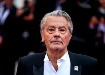 A murit Alain Delon. Adevărul din spatele durerosului anunt… Ce au transmis copiii săi