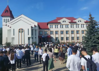 Un elev din Bacău s-a aruncat de la etajul 3 al școlii. Băiatul a lăsat un bilet de adio în ghiozdan