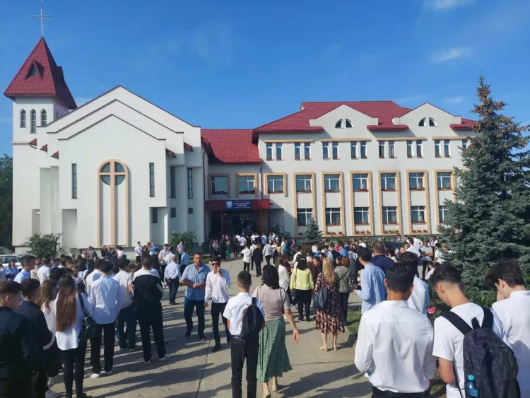 Un elev din Bacău s-a aruncat de la etajul 3 al școlii. Băiatul a lăsat un bilet de adio în ghiozdan